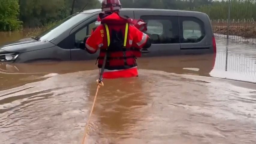 Video: Zaplavené ulice a odložený zápas. Španělsko se potýká s povodněmi